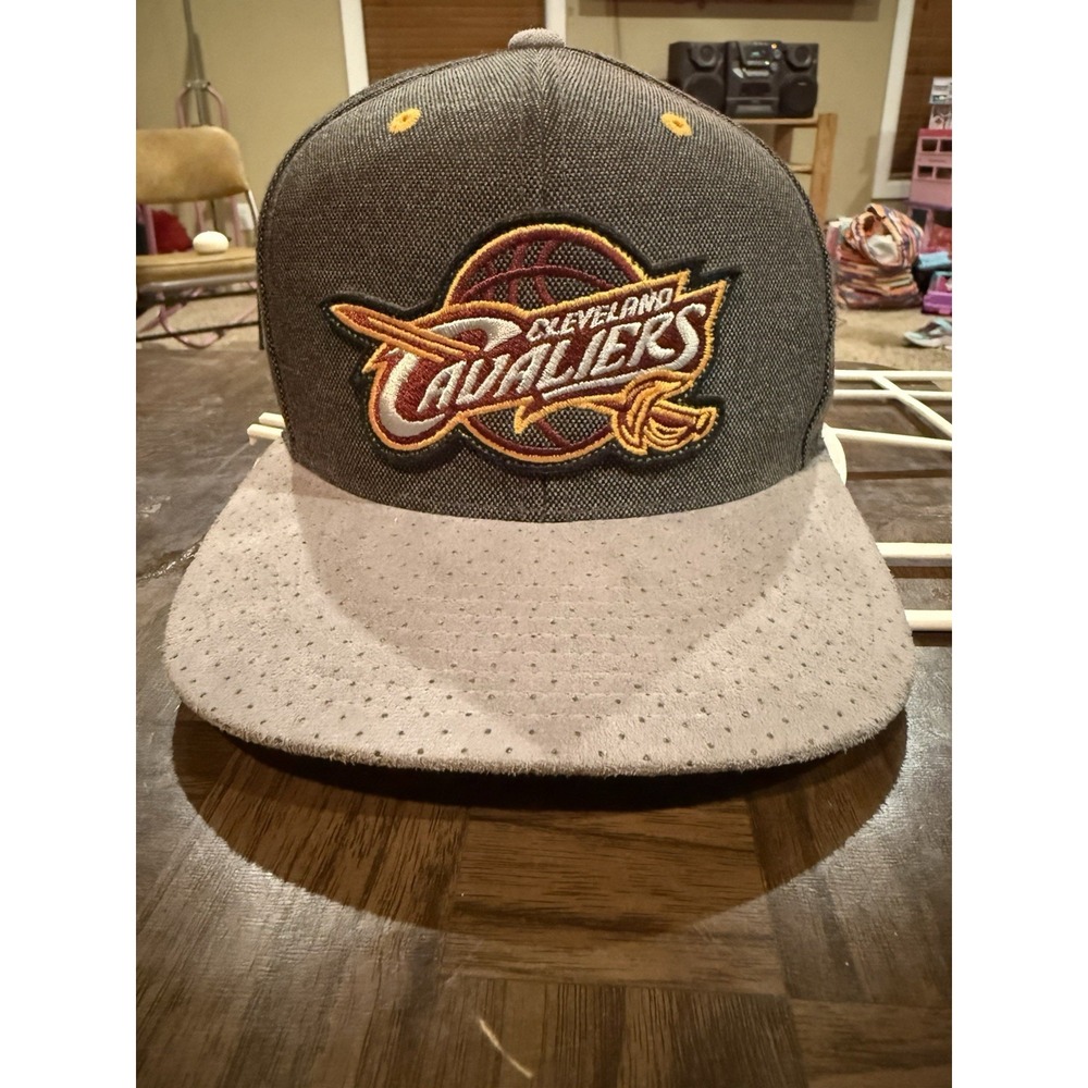 Mitchell & Ness Cleveland Cavaliers NBA Snapback Hat Gray Dotted Brim Burgundy
